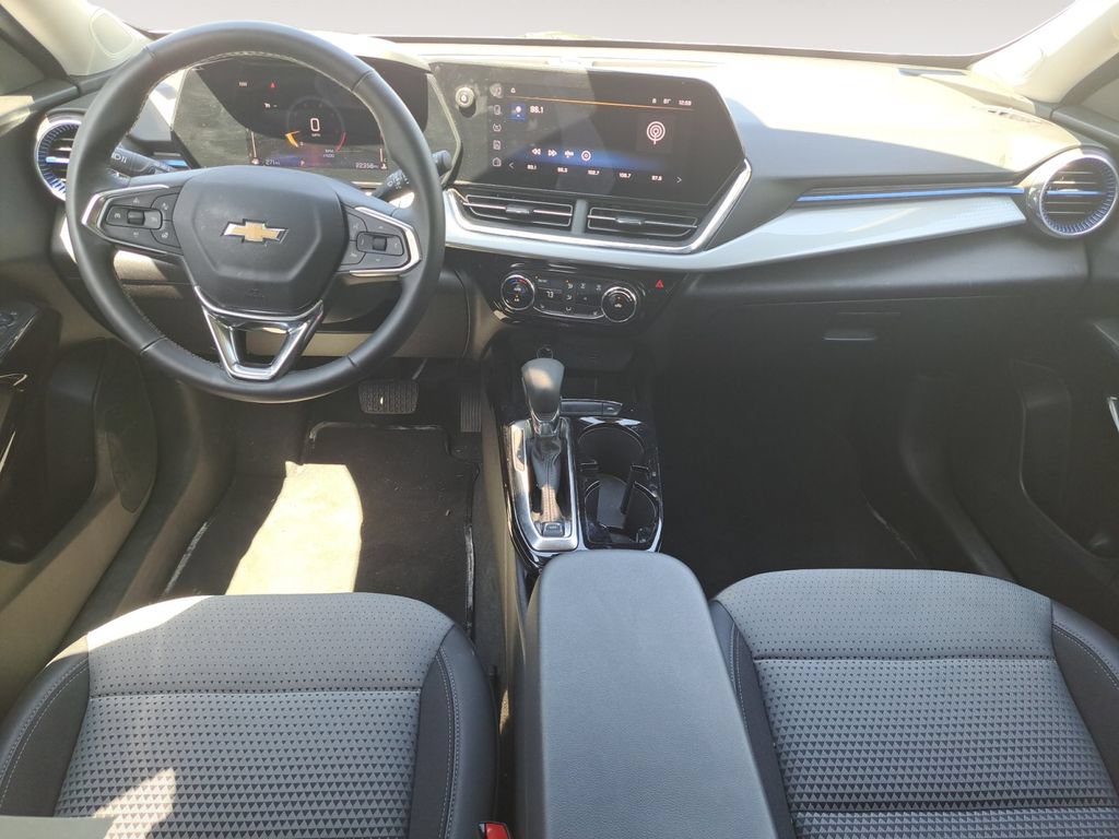 Used 2025 Chevrolet Trax LT w/ LT Convenience Package FWD image 11