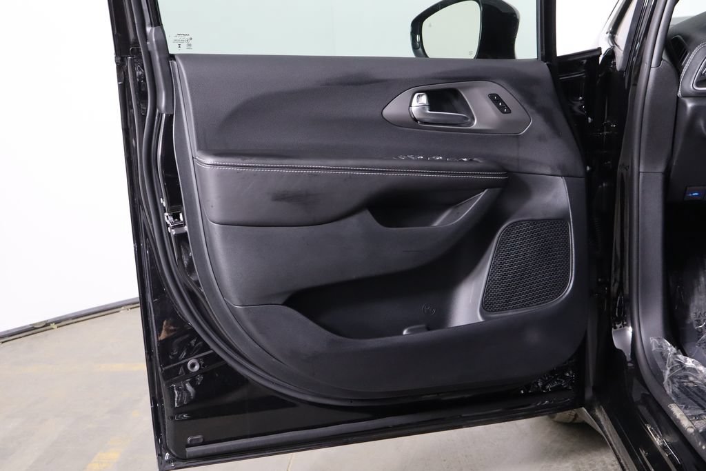 New 2027 Chrysler Pacifica Select FWD image 20