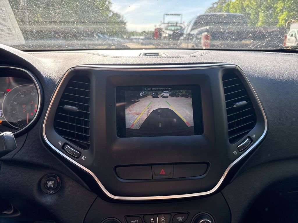 Used 2019 Jeep Cherokee Latitude Plus w/ Comfort/Convenience Group FWD image 17