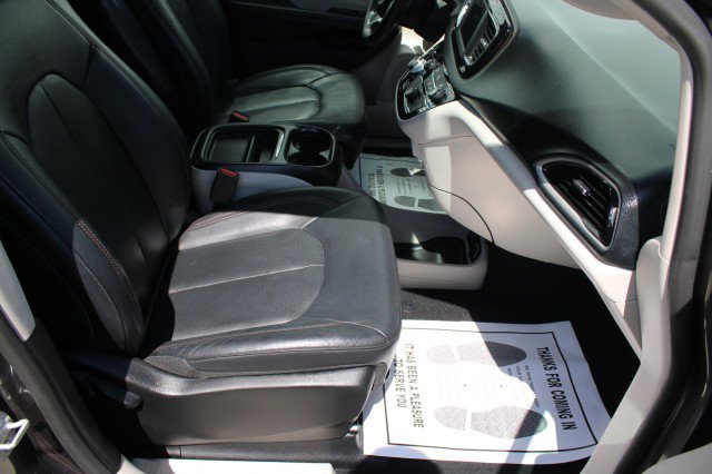 Used 2019 Chrysler Pacifica Touring-L FWD image 14