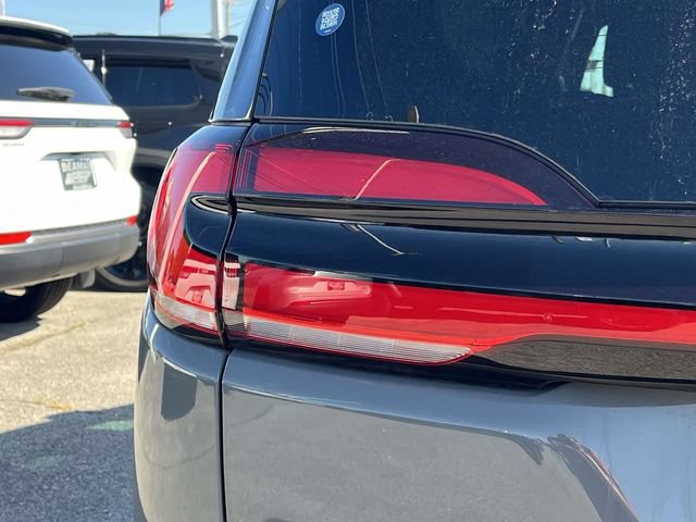 Used 2025 Chrysler Pacifica Select FWD image 10