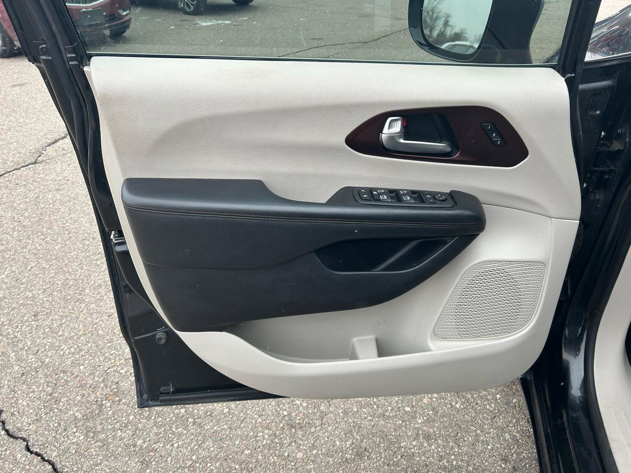 Used 2020 Chrysler Pacifica Limited image 13