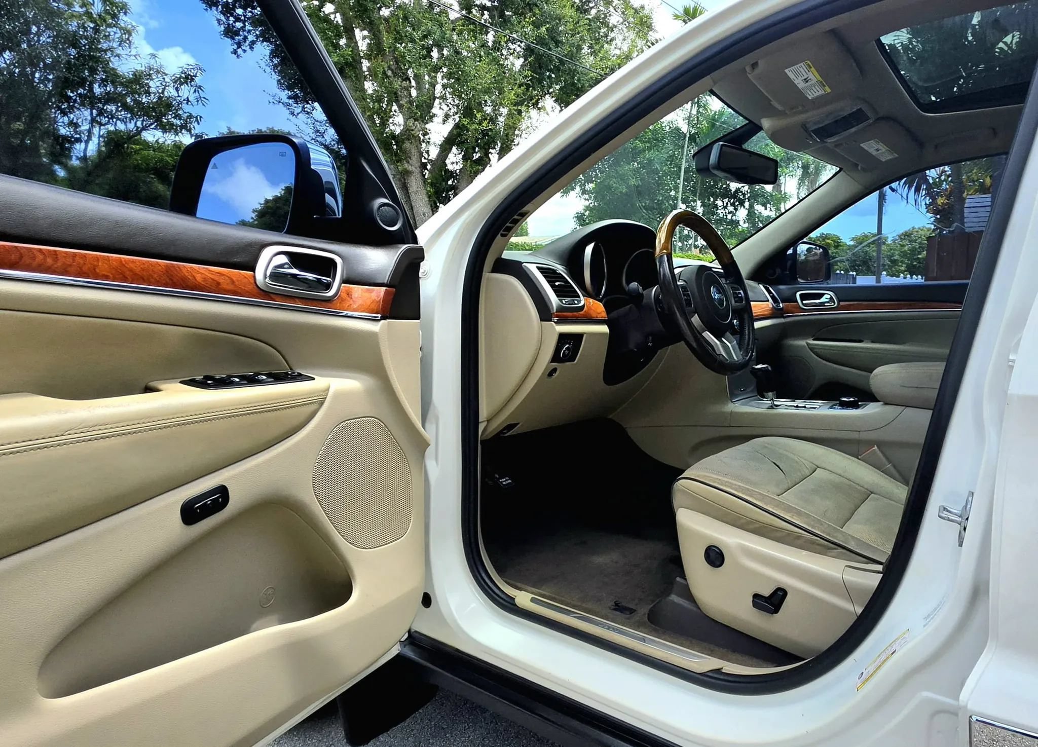 Used 2012 Jeep Grand Cherokee Overland AWD/4WD image 7