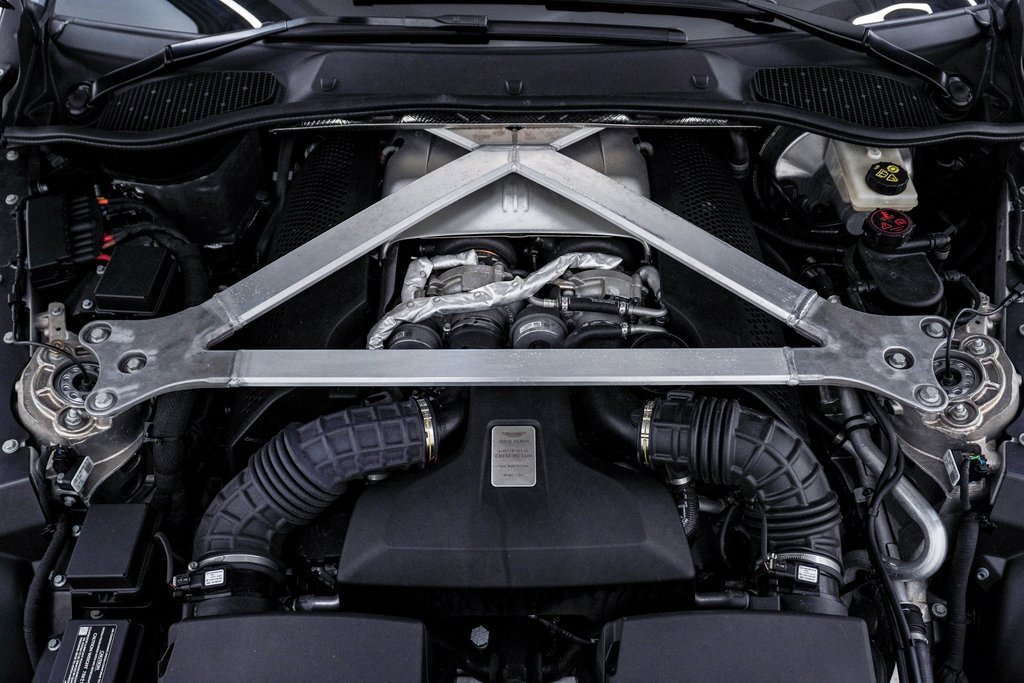 Used 2023 Aston Martin V8 Vantage Coupe image 32