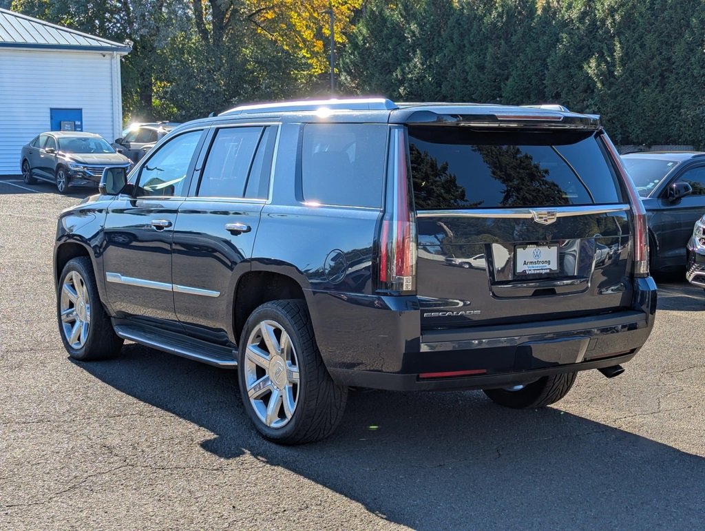 Used 2018 Cadillac Escalade Luxury image 3