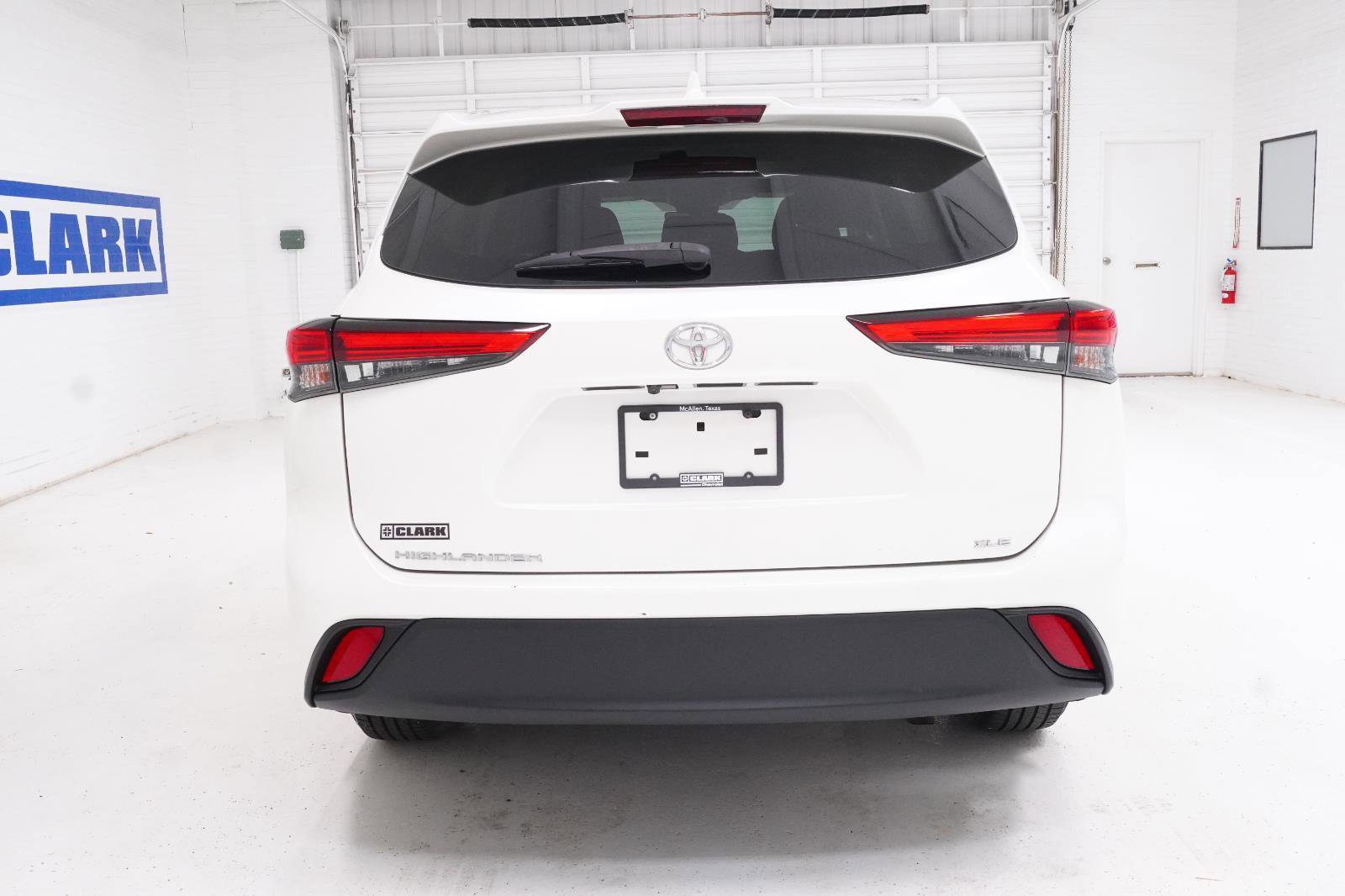 Used 2020 Toyota Highlander XLE FWD image 6