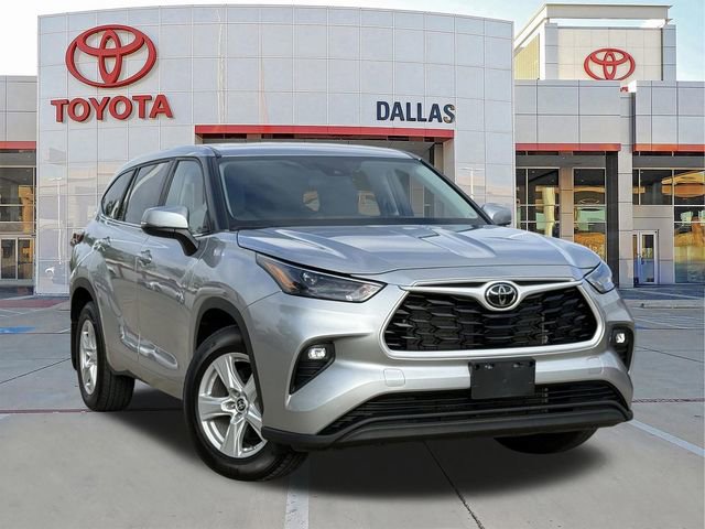Used 2023 Toyota Highlander LE FWD image 1