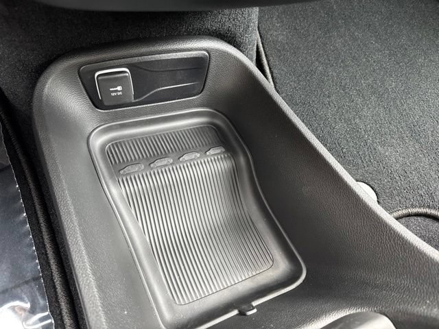 Used 2027 Chrysler Pacifica Select AWD/4WD image 44