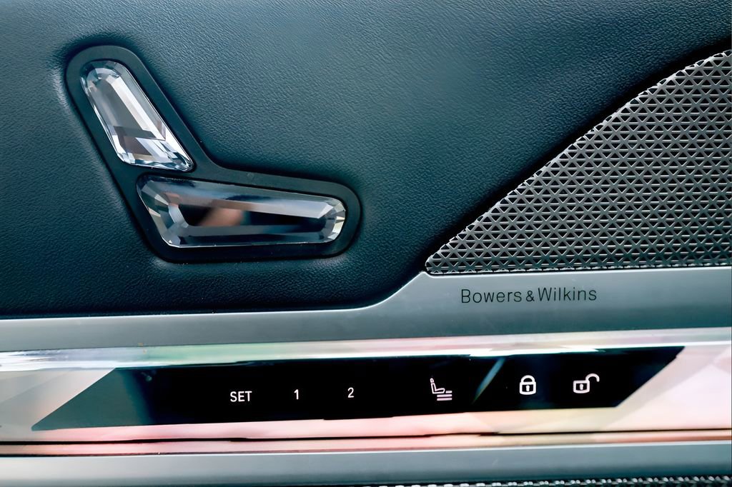 Used 2023 BMW 740i w/ Parking Assistance Package image 31