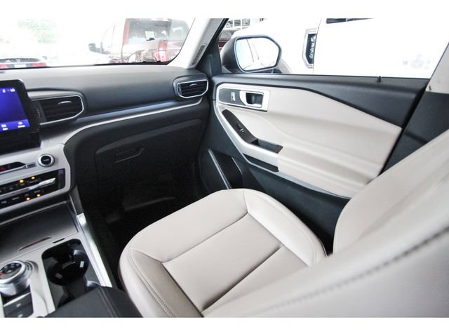 Used 2024 Ford Explorer XLT w/ Equipment Group 202A RWD image 9