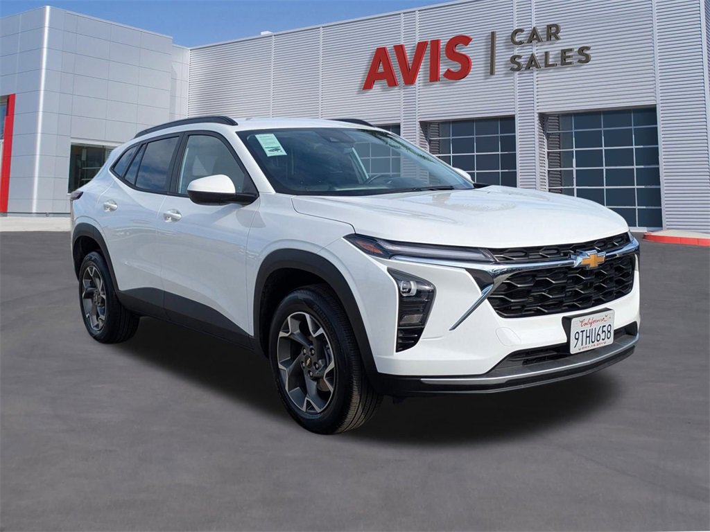 Used 2025 Chevrolet Trax LT w/ LT Convenience Package image 3