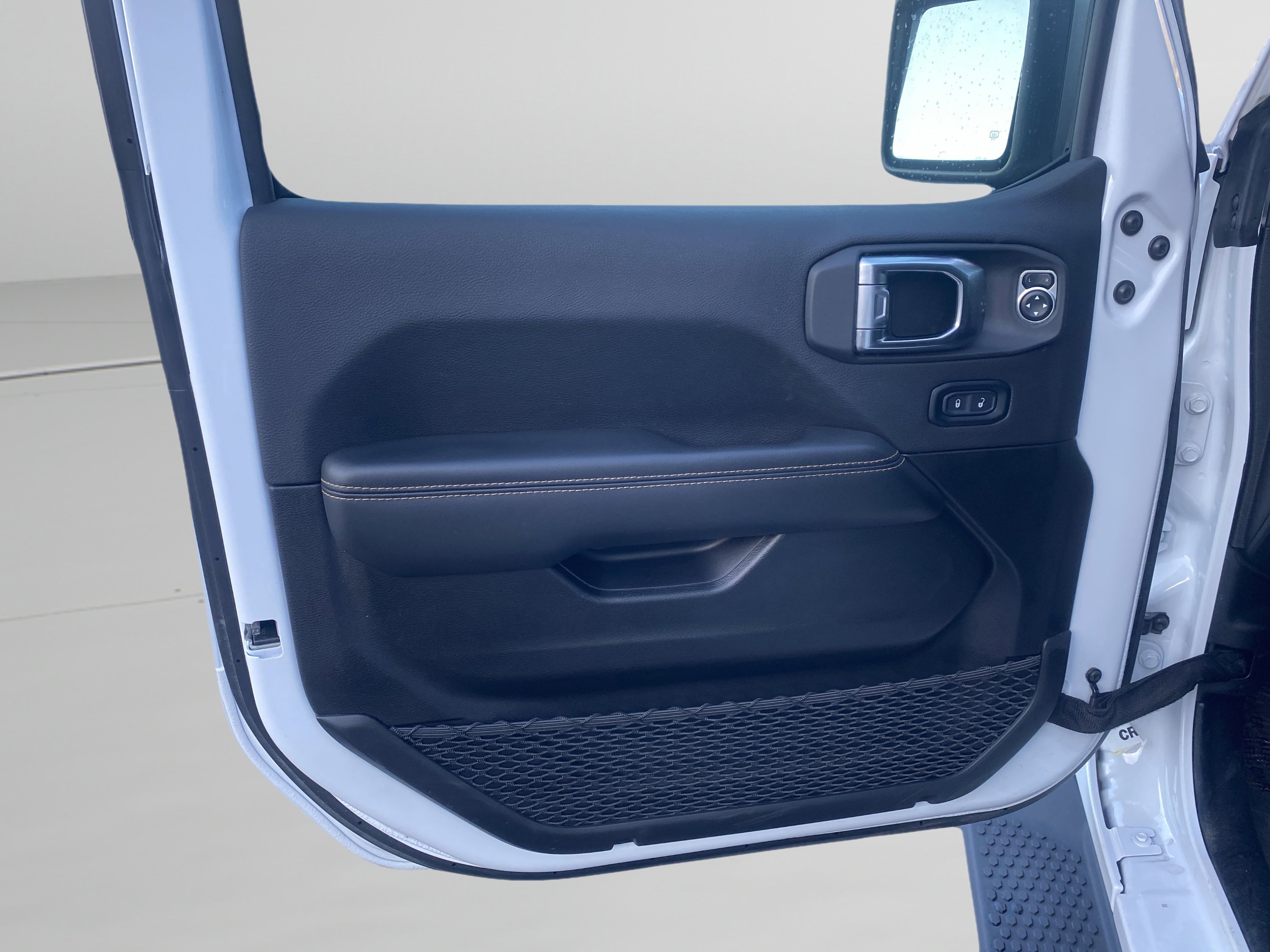 Used 2025 Jeep Wrangler Sahara image 13
