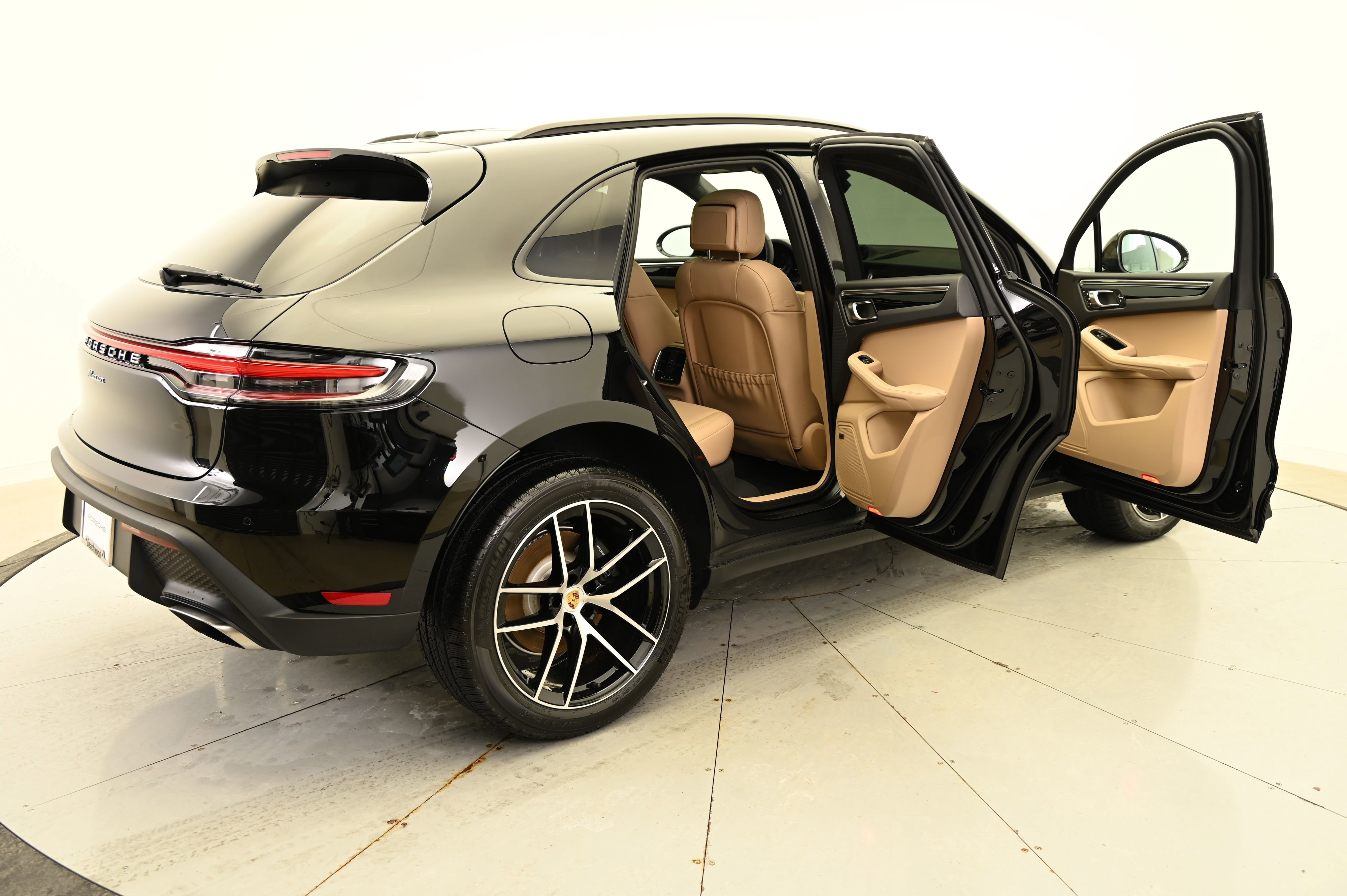 Used 2025 Porsche Macan image 19