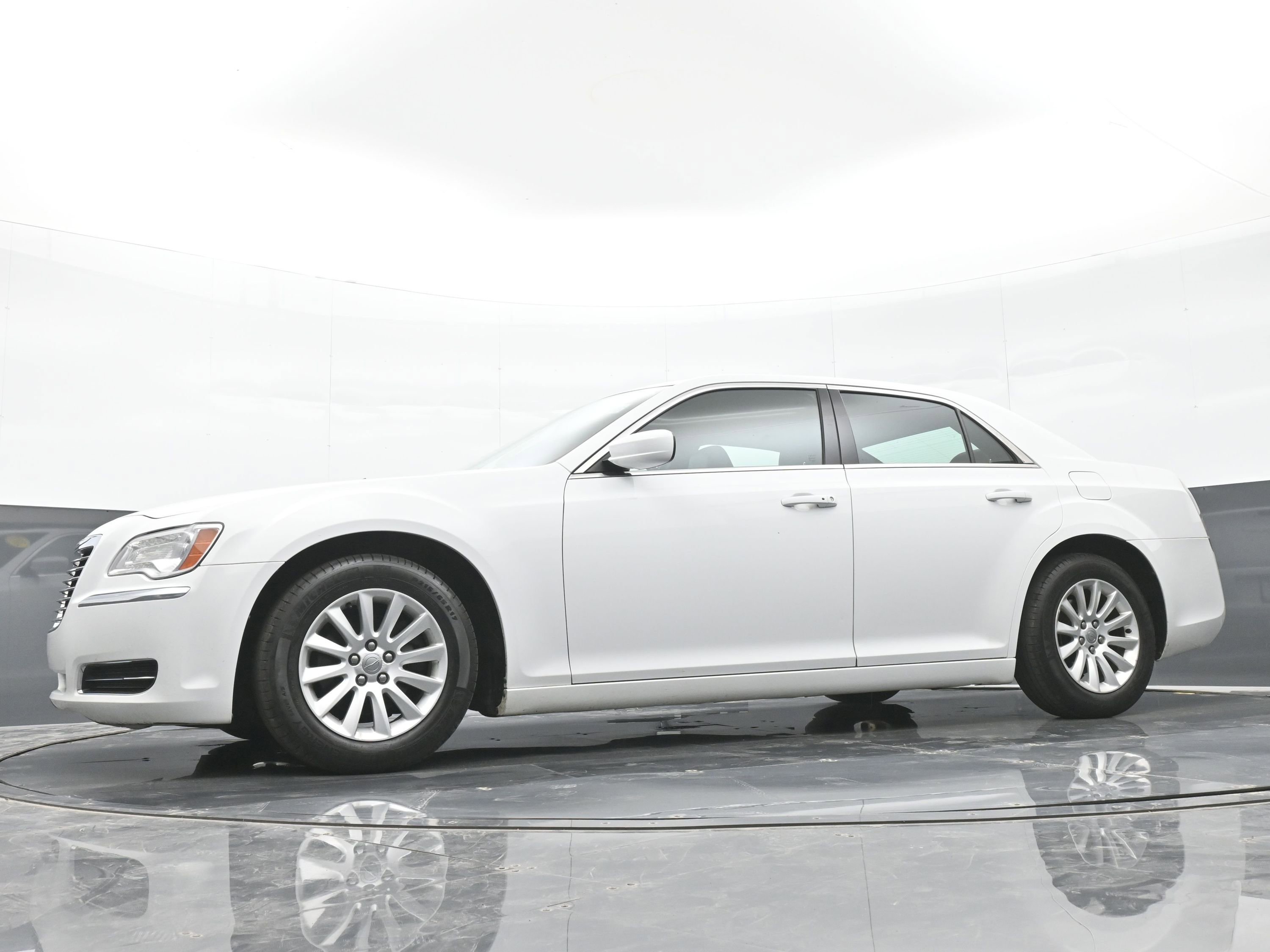 Used 2013 Chrysler 300 RWD image 36