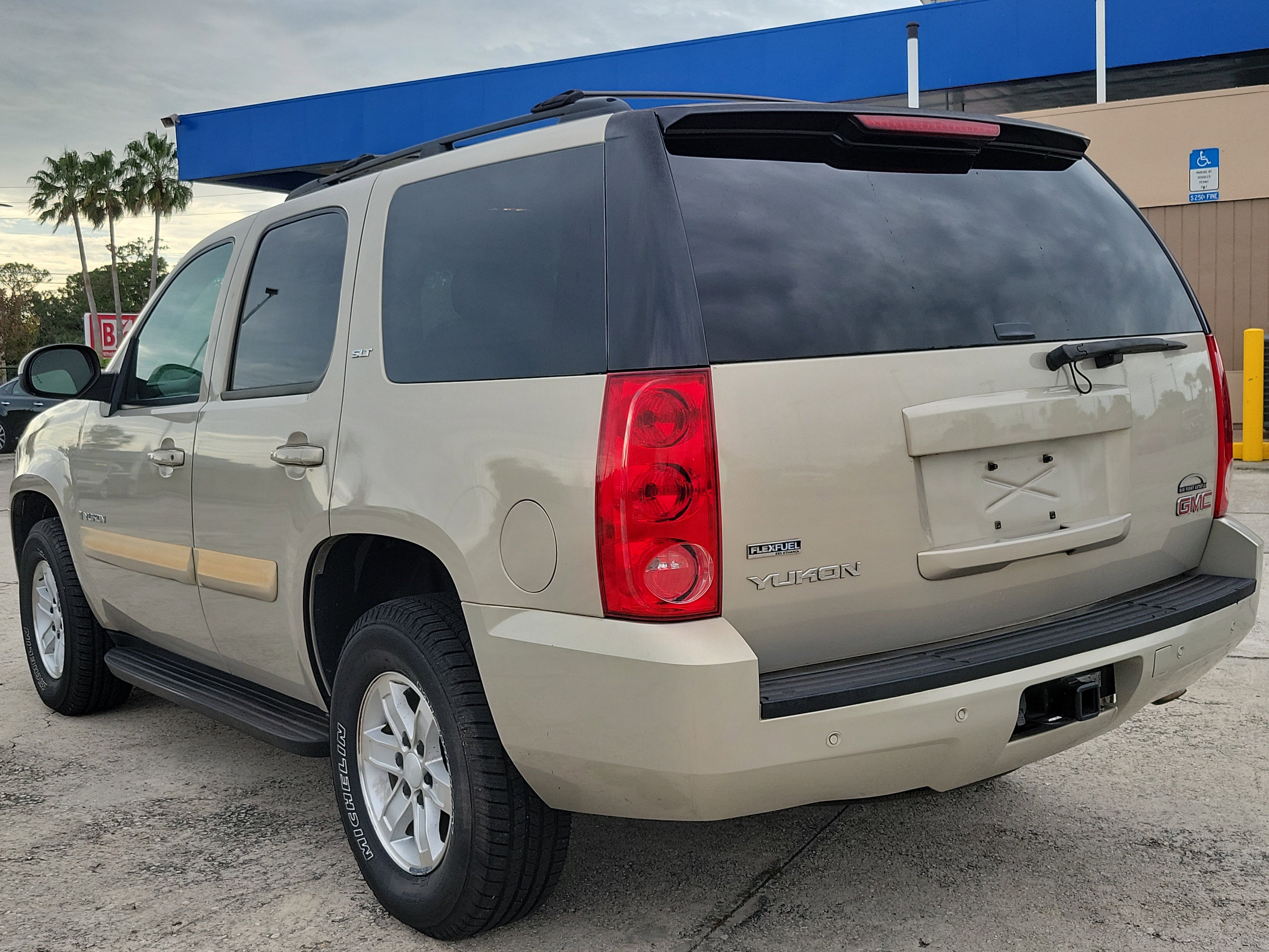 Used 2008 GMC Yukon SLT w/ SLT Preferred Equipment Group image 3