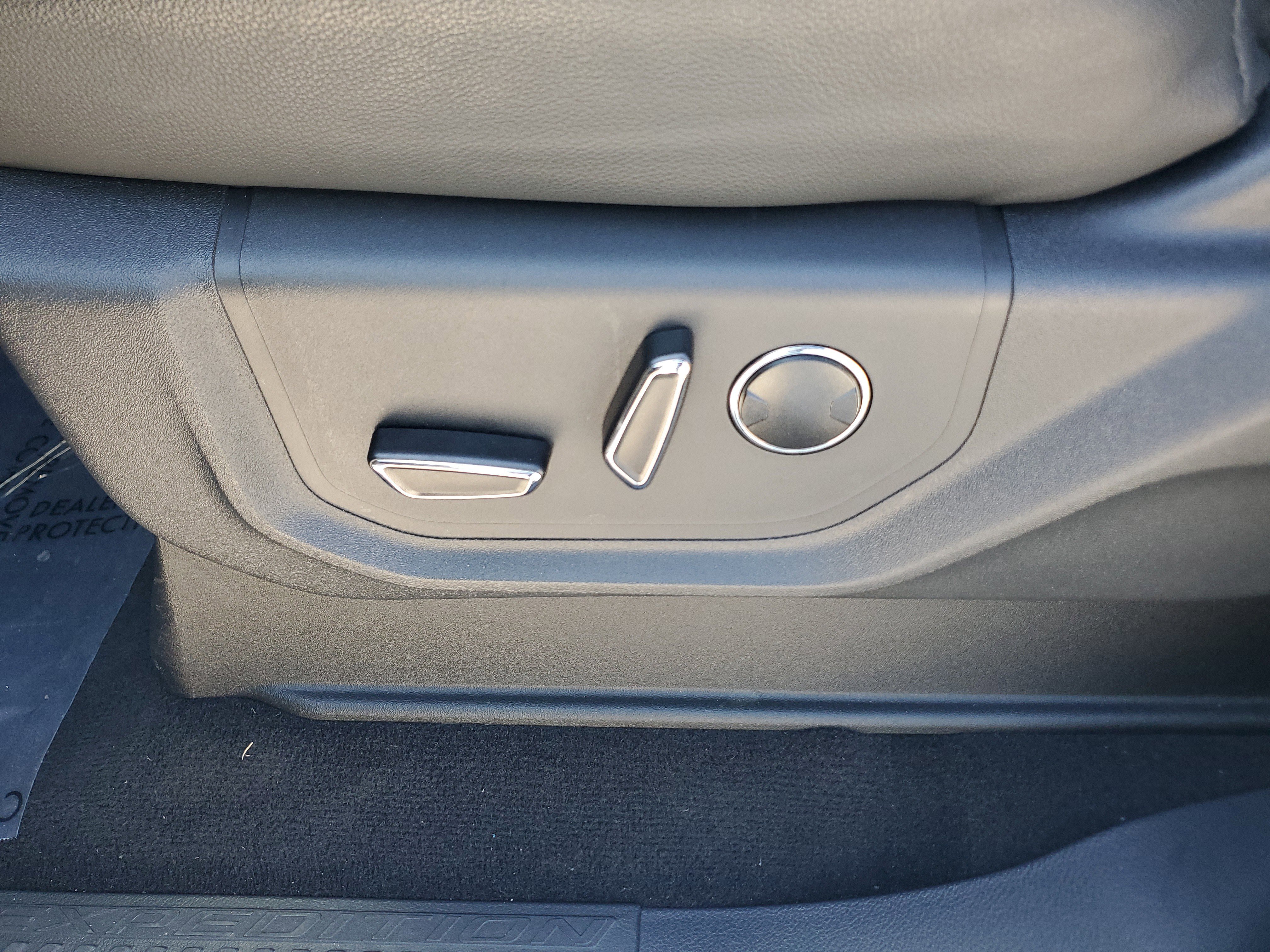 Used 2023 Ford Expedition Limited image 13