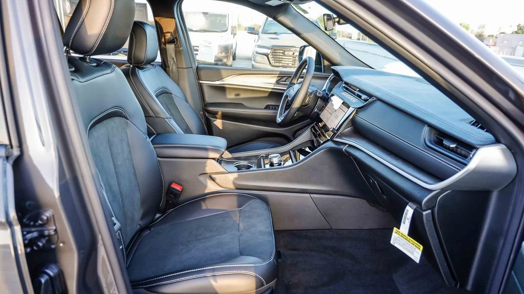 New 2026 Jeep Grand Cherokee Altitude RWD image 21