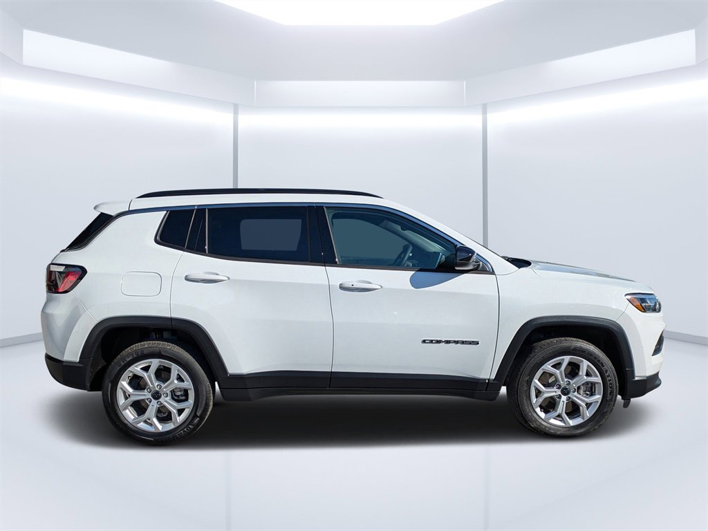 Used 2025 Jeep Compass Latitude image 2