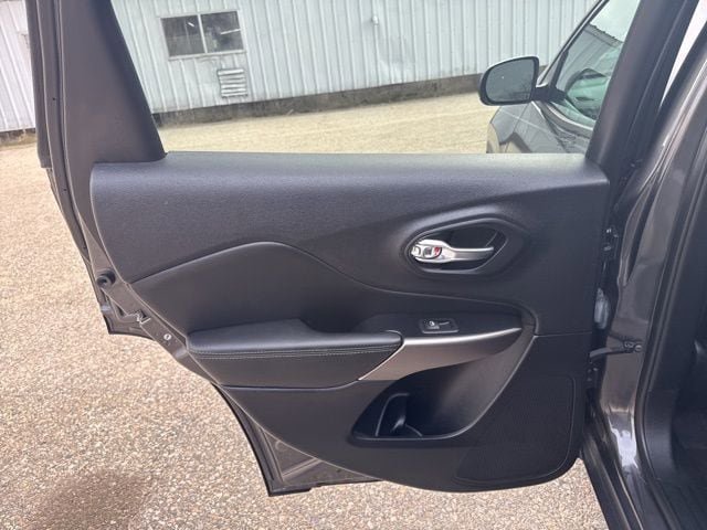 Used 2022 Jeep Cherokee Limited AWD/4WD image 29