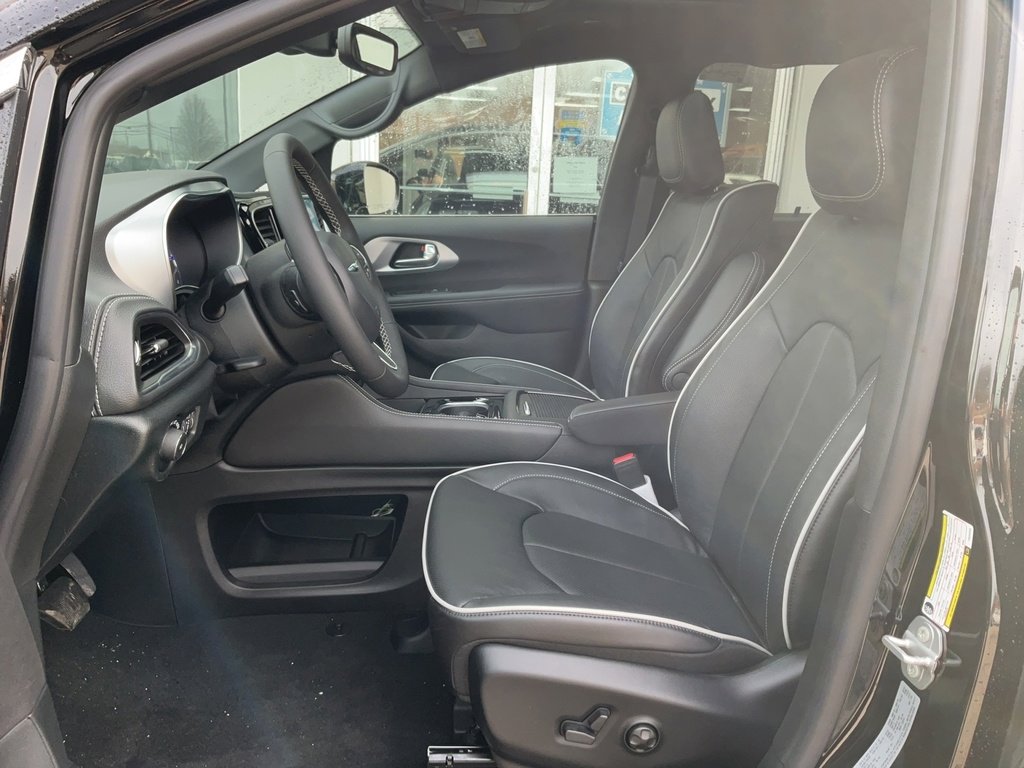 New 2026 Chrysler Pacifica Limited w/ Uconnect Theater Family Group image 8