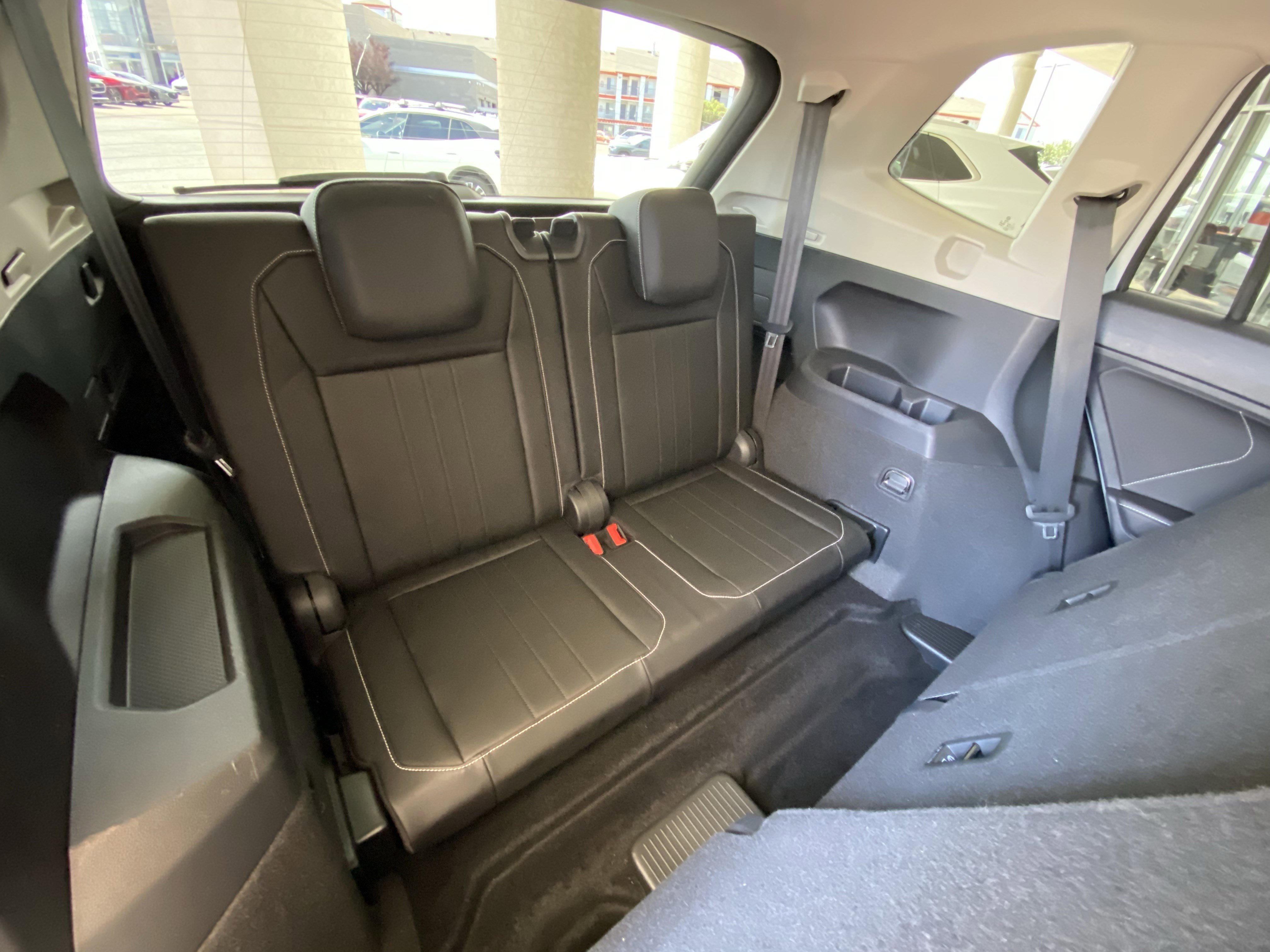 Used 2022 Volkswagen Tiguan SE w/ Panoramic Sunroof Package FWD image 28