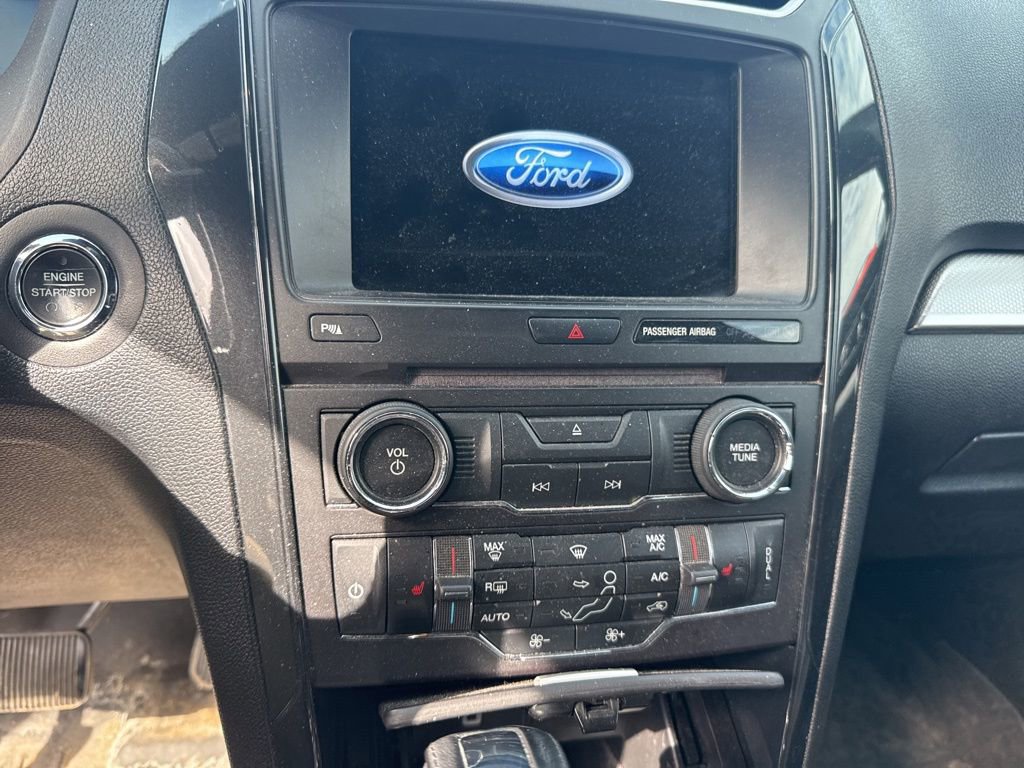 Used 2017 Ford Explorer XLT w/ Equipment Group 202A AWD/4WD image 14