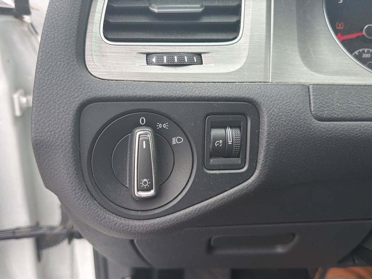 Used 2015 Volkswagen Golf S FWD image 14