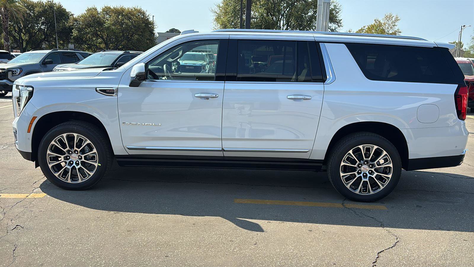 New 2026 GMC Yukon XL Denali w/ Denali Reserve Package image 4
