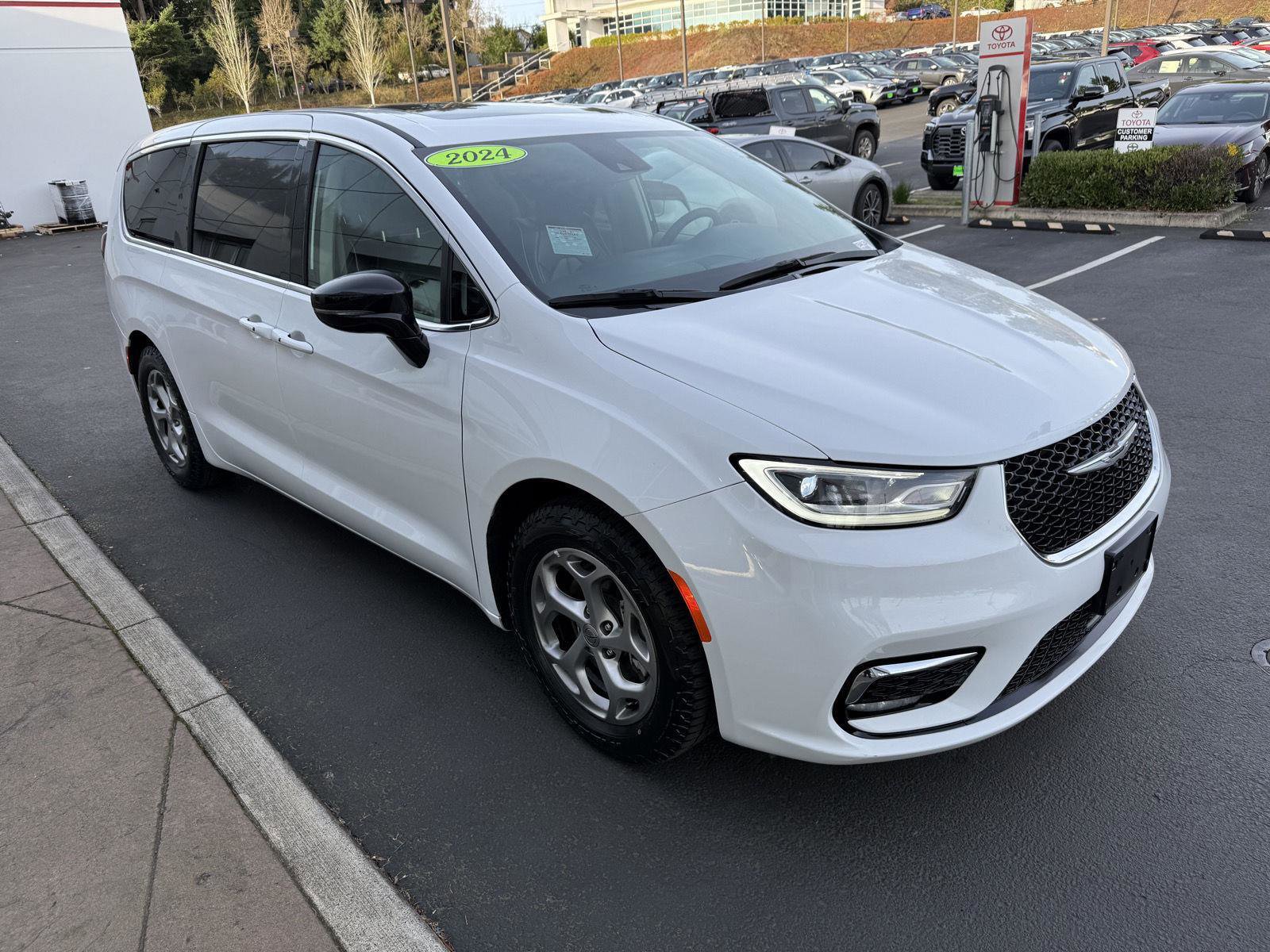 Used 2024 Chrysler Pacifica Limited image 7