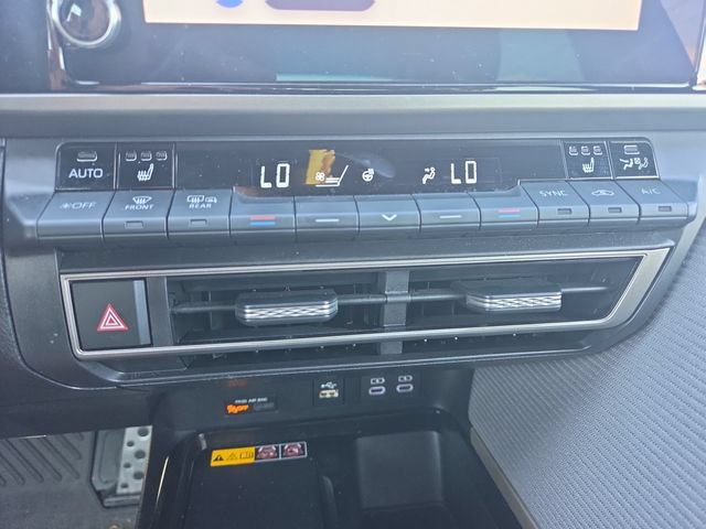 Used 2025 Toyota Camry SE w/ Convenience Package FWD image 13