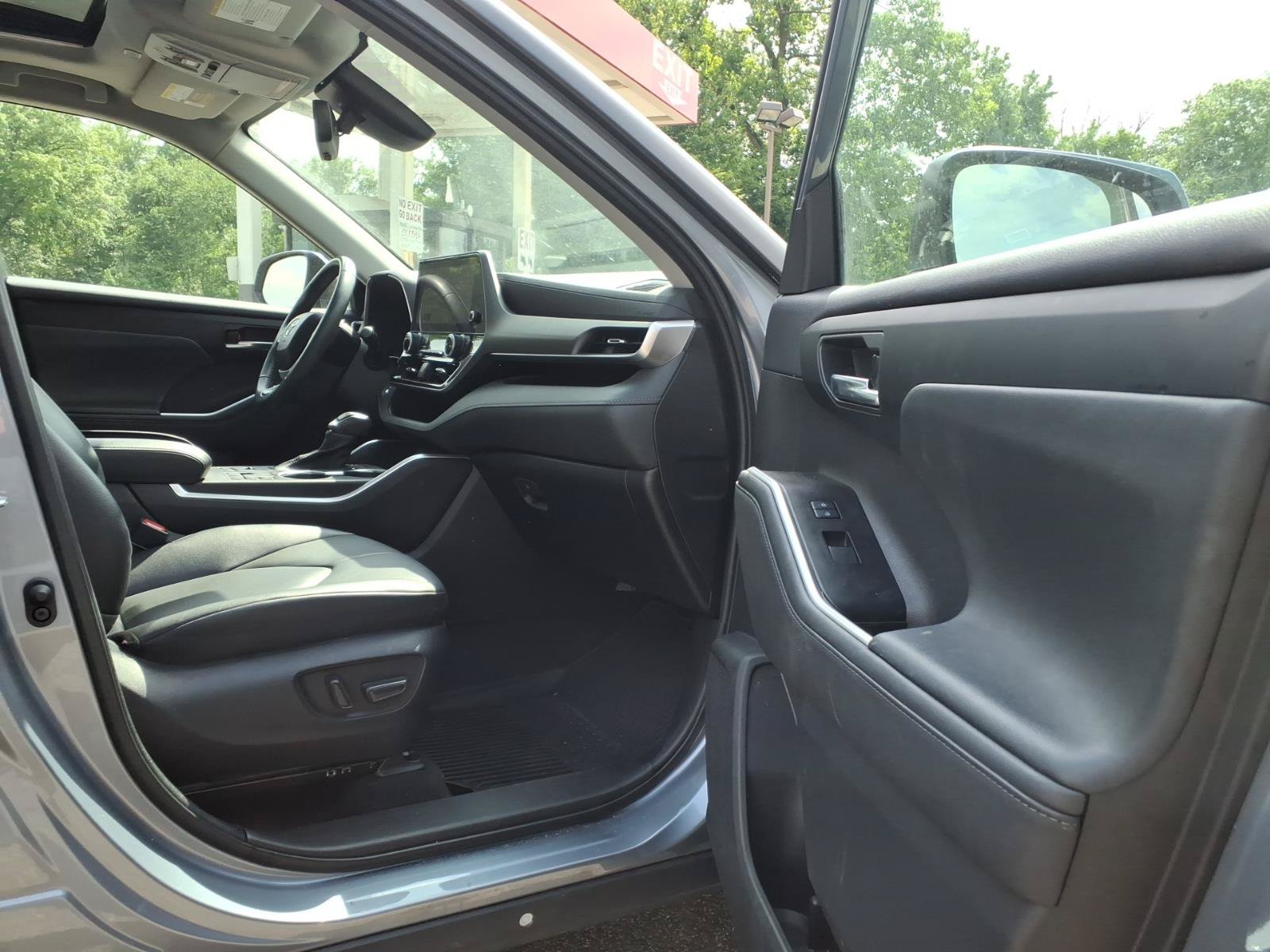 Used 2023 Toyota Highlander XLE AWD/4WD image 11