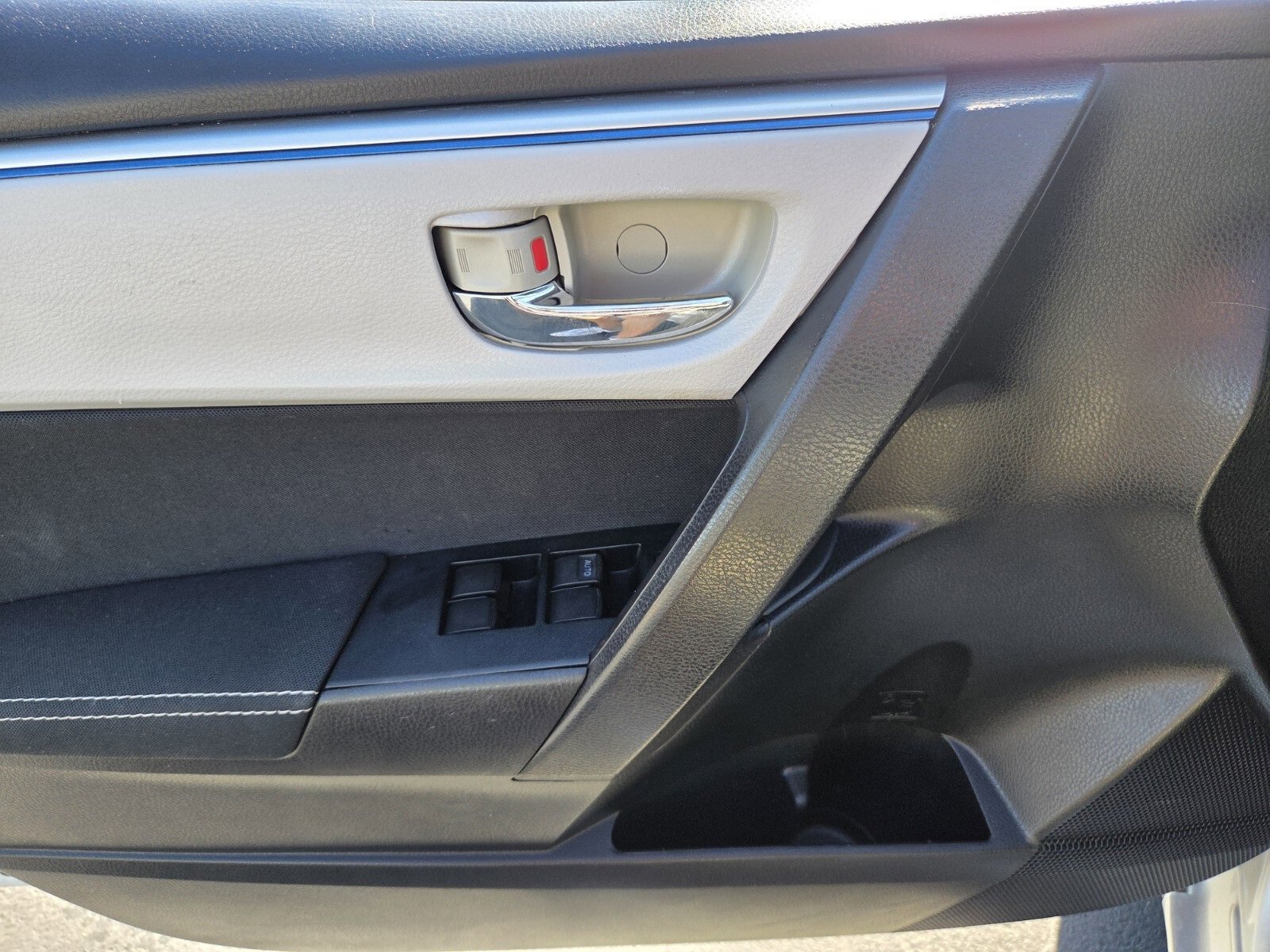 Used 2015 Toyota Corolla LE image 17