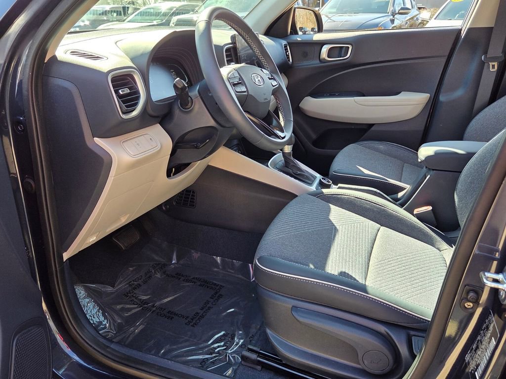 Used 2025 Hyundai Venue Limited image 11