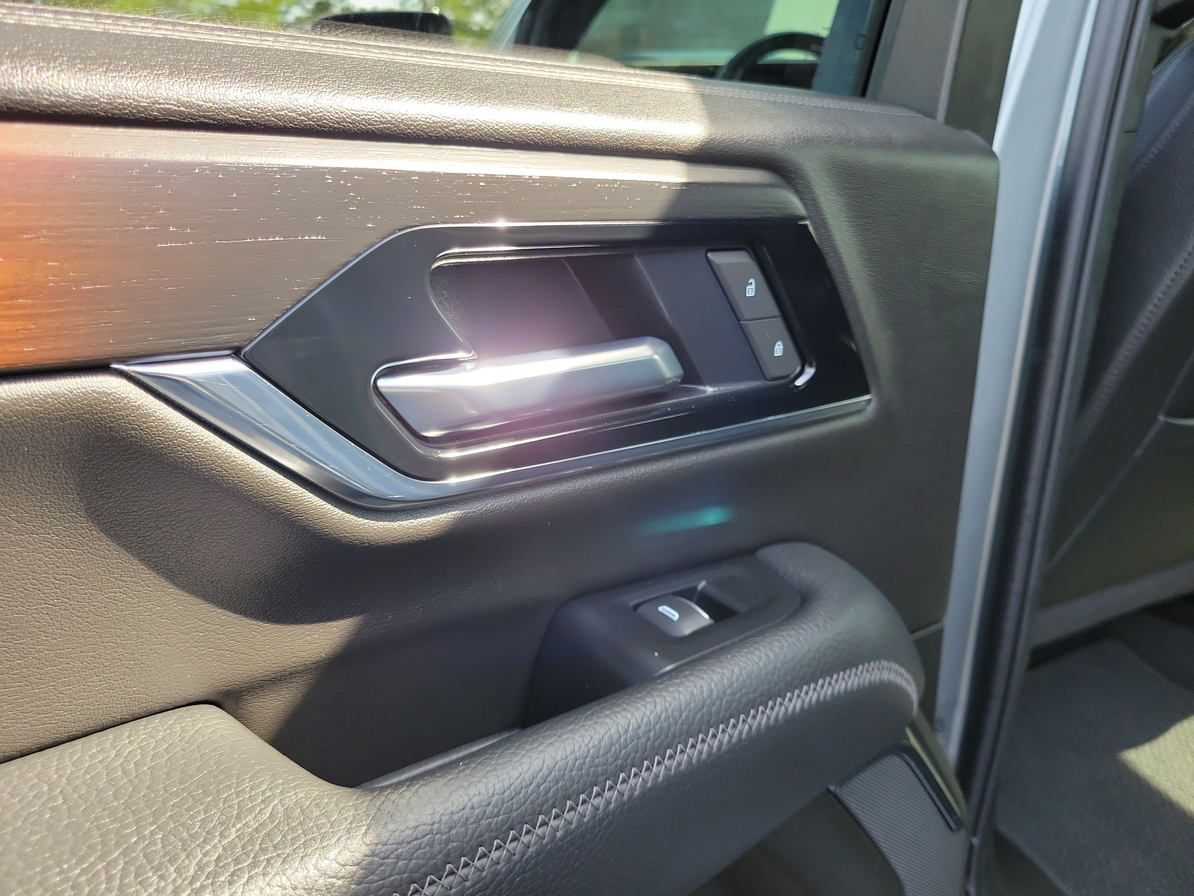 Used 2025 GMC Yukon Denali AWD/4WD image 13