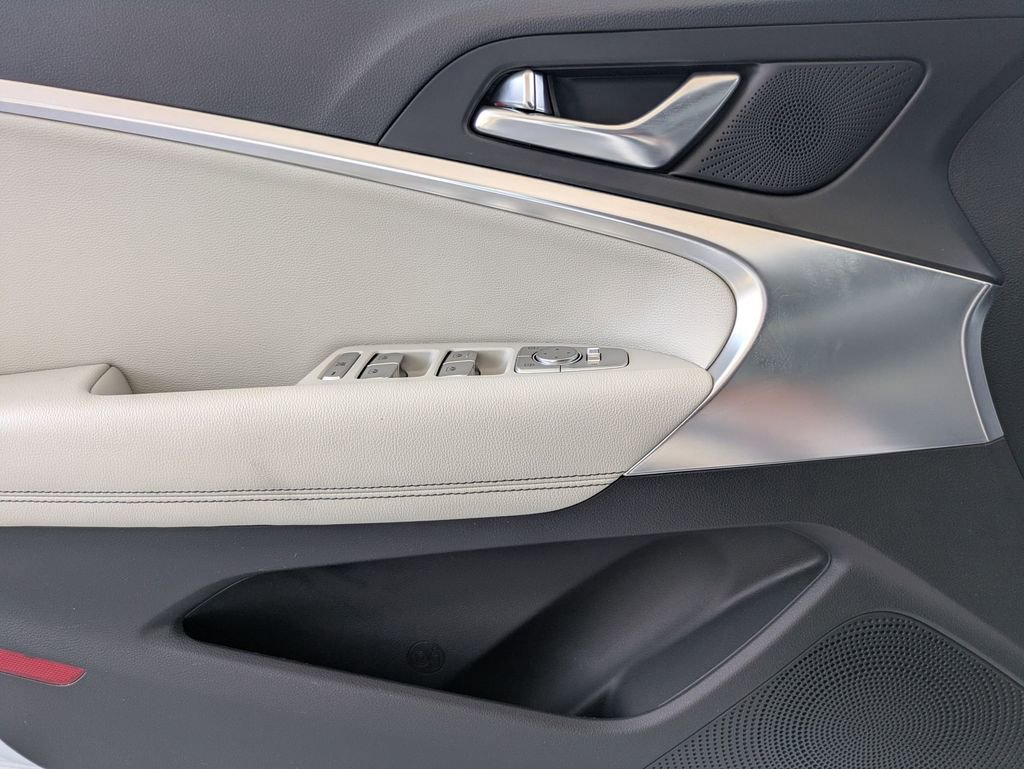 Used 2025 Genesis G70 2.5T RWD image 13