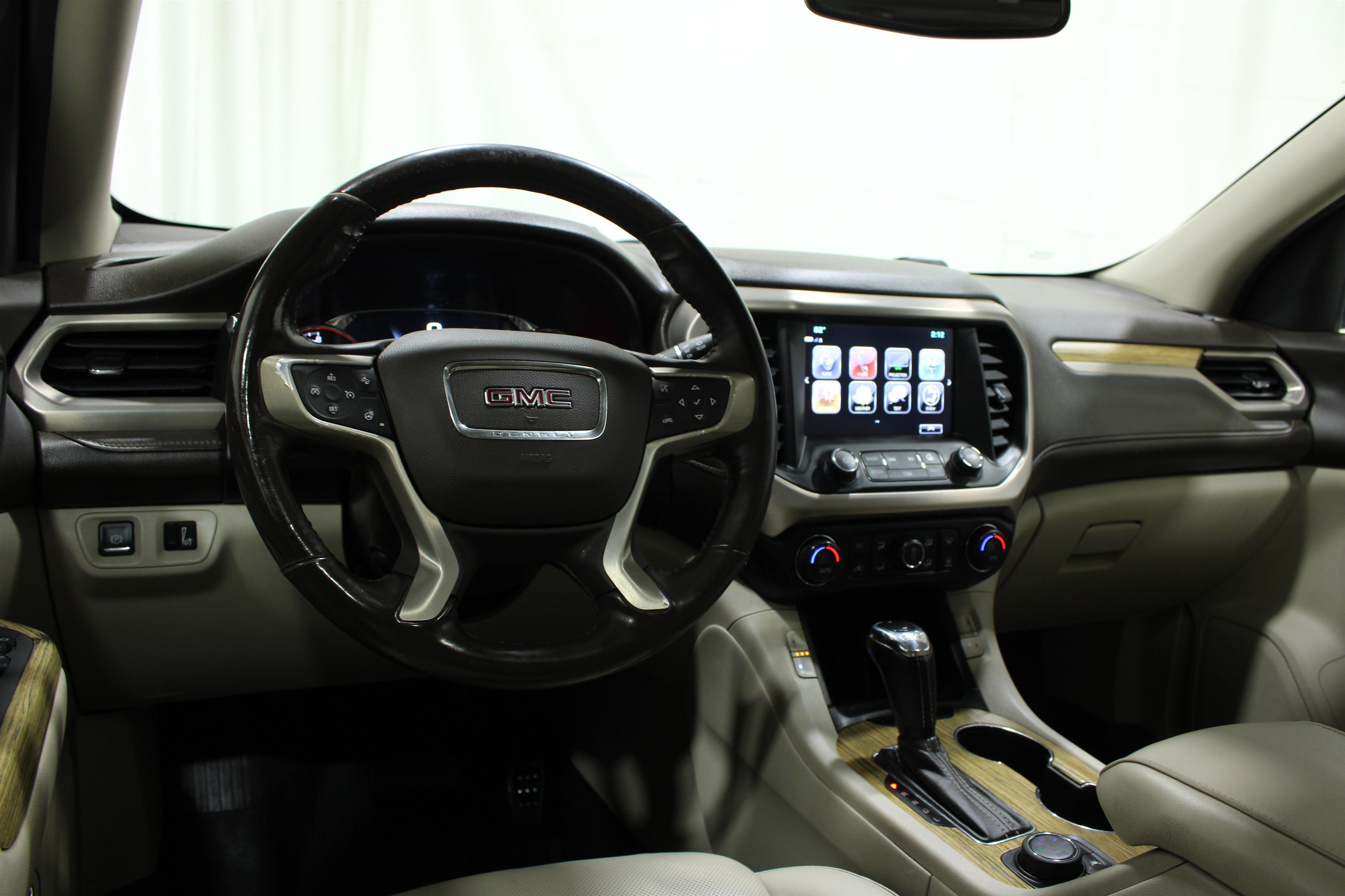 Used 2019 GMC Acadia Denali w/ Technology Package AWD/4WD image 2