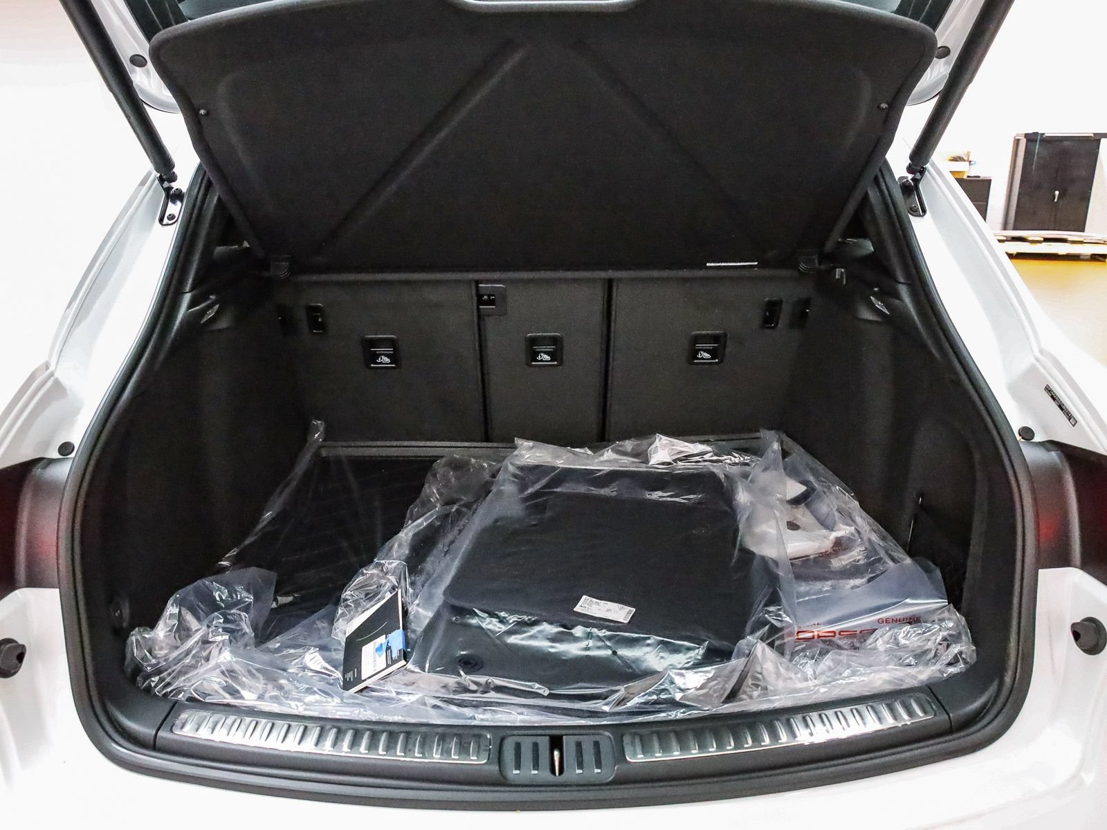 Certified 2026 Porsche Macan AWD/4WD image 31