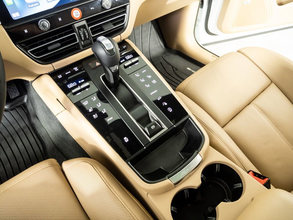 Certified 2024 Porsche Macan AWD/4WD image 18