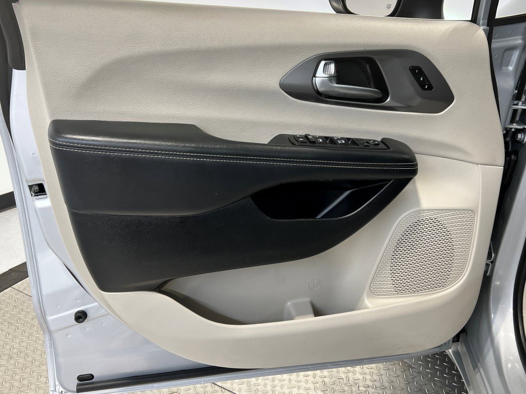 Used 2023 Chrysler Pacifica Touring-L image 32