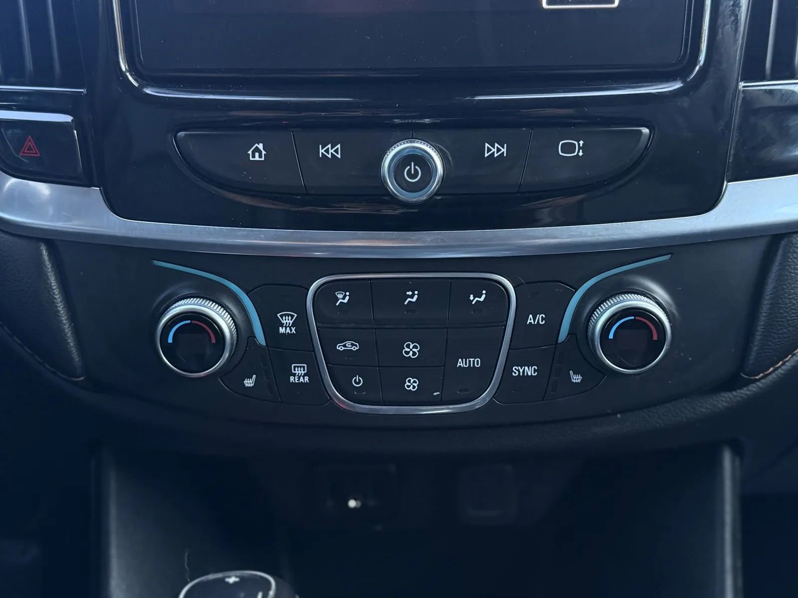 Used 2019 Chevrolet Traverse LT w/ LT Premium Package AWD/4WD image 38
