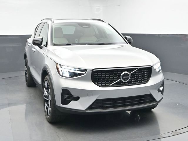 Used 2024 Volvo XC40 B5 Plus w/ Protection Package Premier image 2