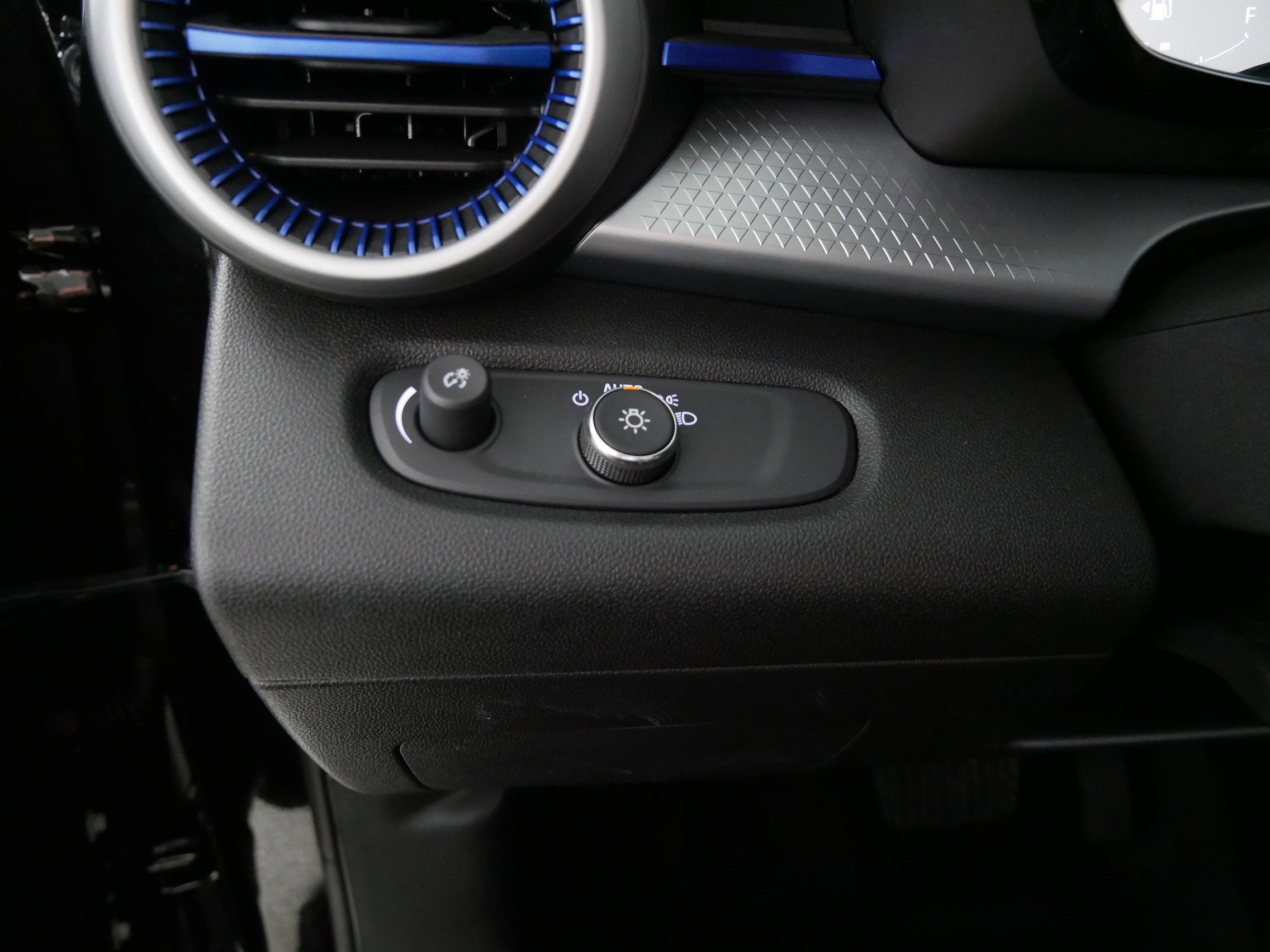 Used 2025 Chevrolet Trax LS w/ LS Convenience Package FWD image 26