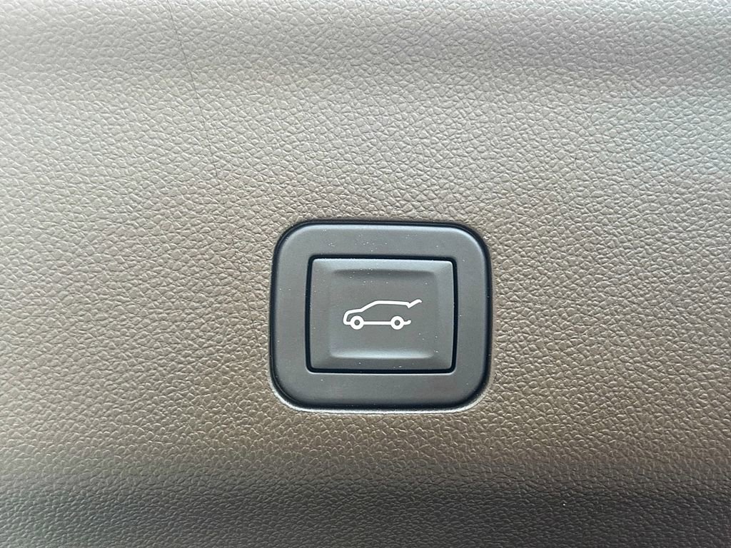 Used 2024 GMC Yukon XL SLT w/ SLT Luxury Package RWD image 15
