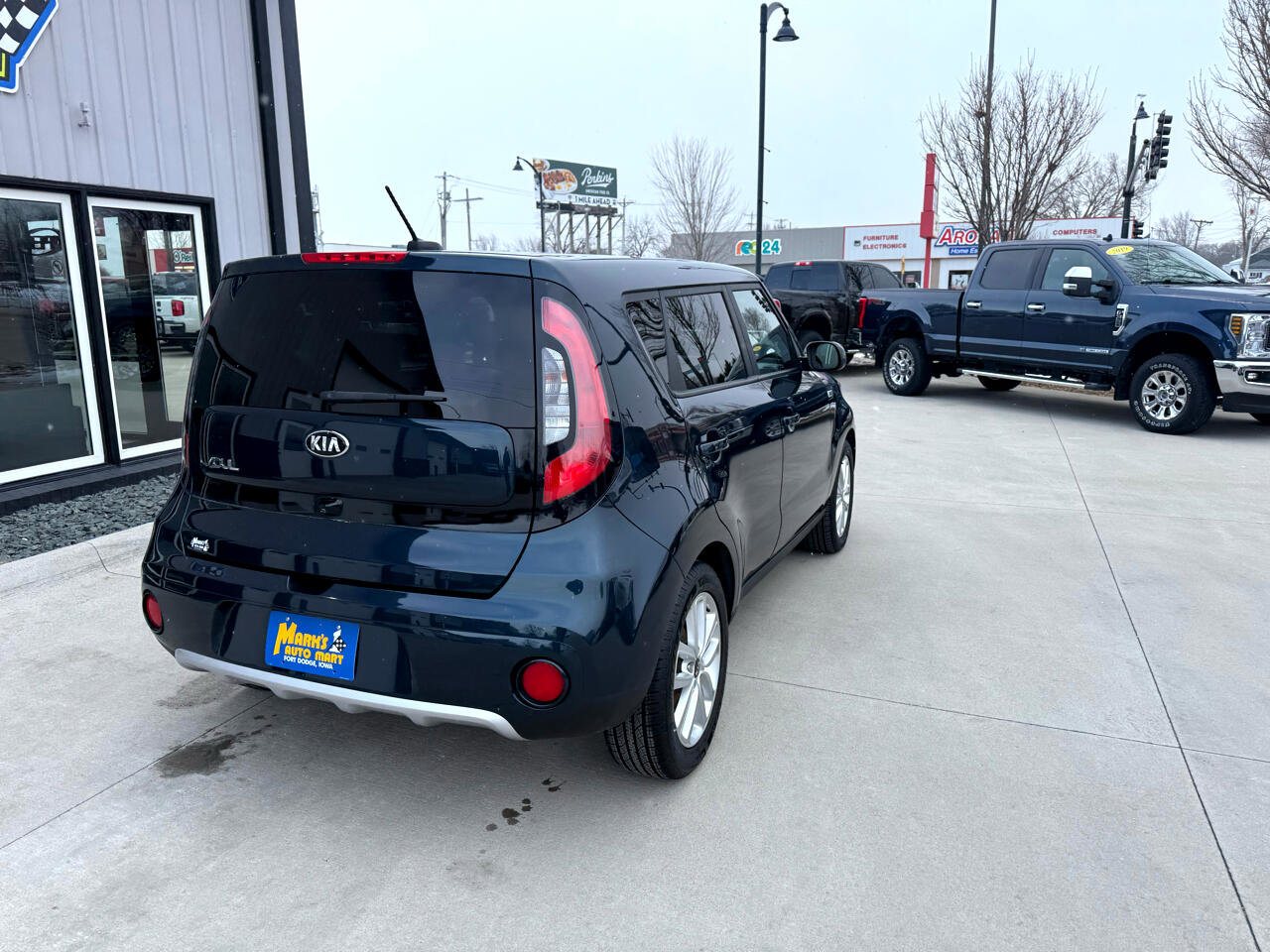 Used 2017 Kia Soul + image 6