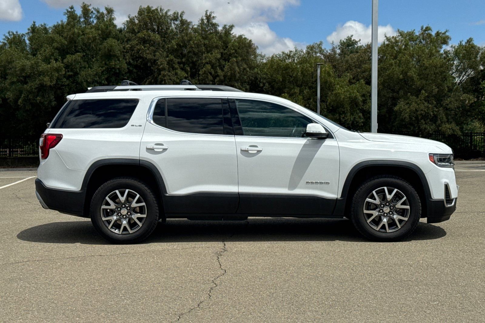 Used 2020 GMC Acadia SLE w/ Driver Convenience Package FWD image 3