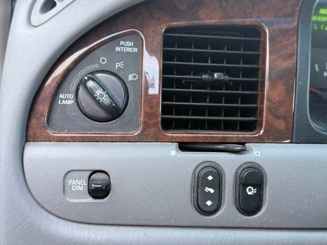 Used 2002 Lincoln Town Car Executive RWD image 24