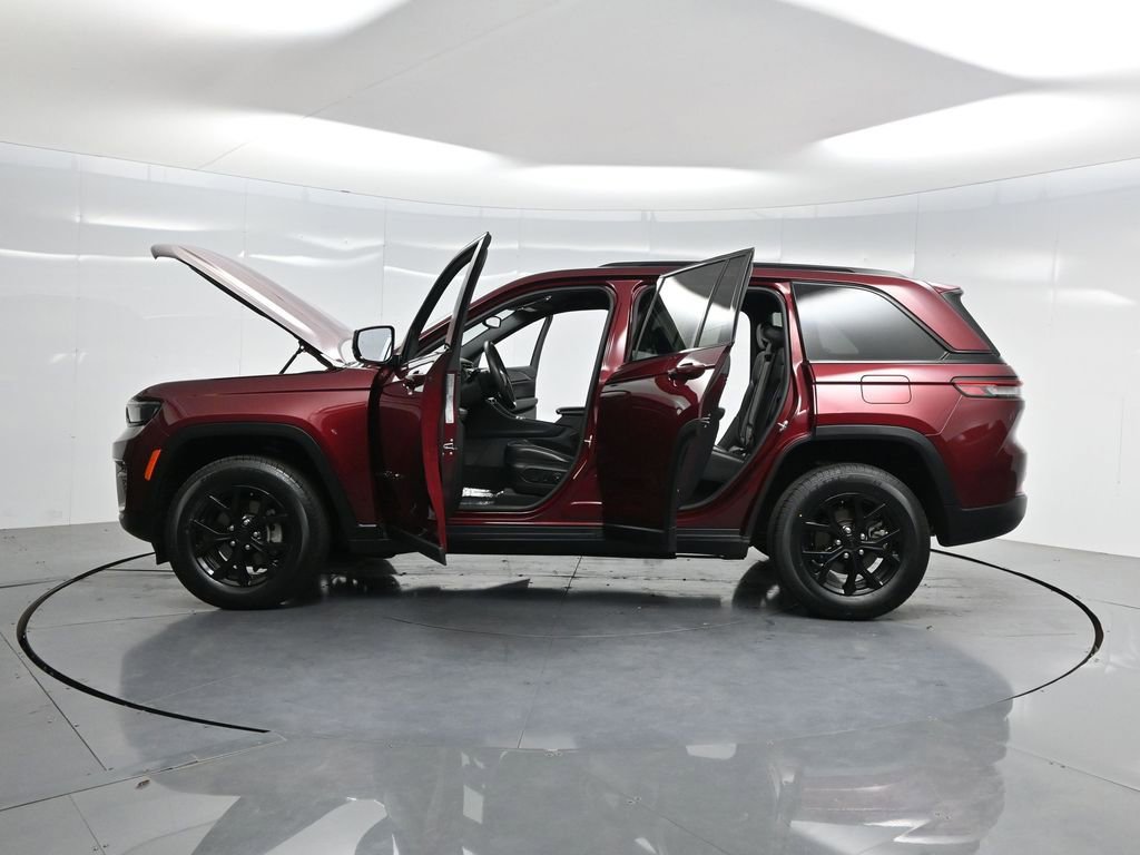 Used 2024 Jeep Grand Cherokee Altitude image 38