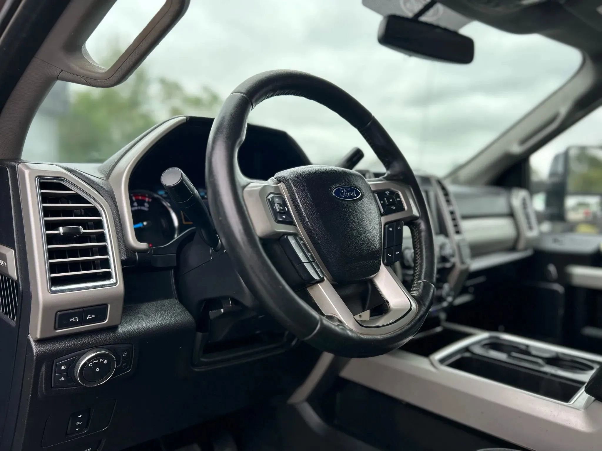 Used 2017 Ford F350 Lariat w/ Chrome Package image 17