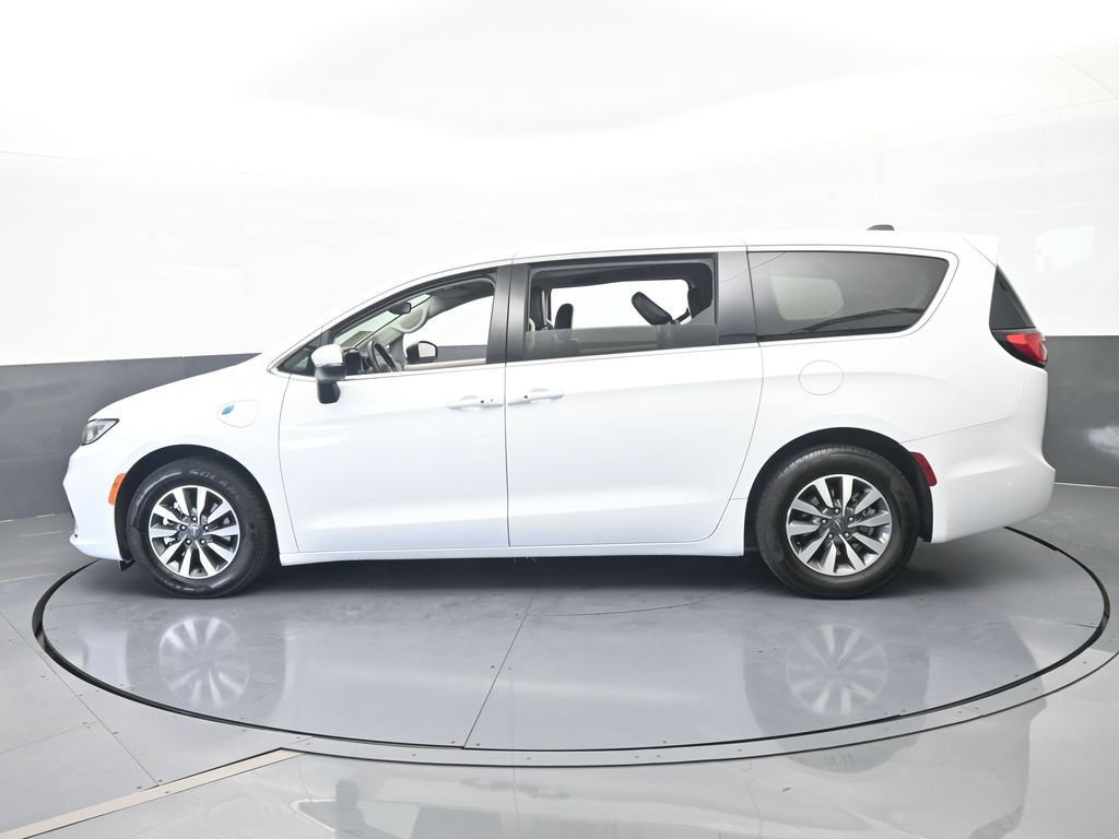 Used 2023 Chrysler Pacifica Touring-L FWD image 3