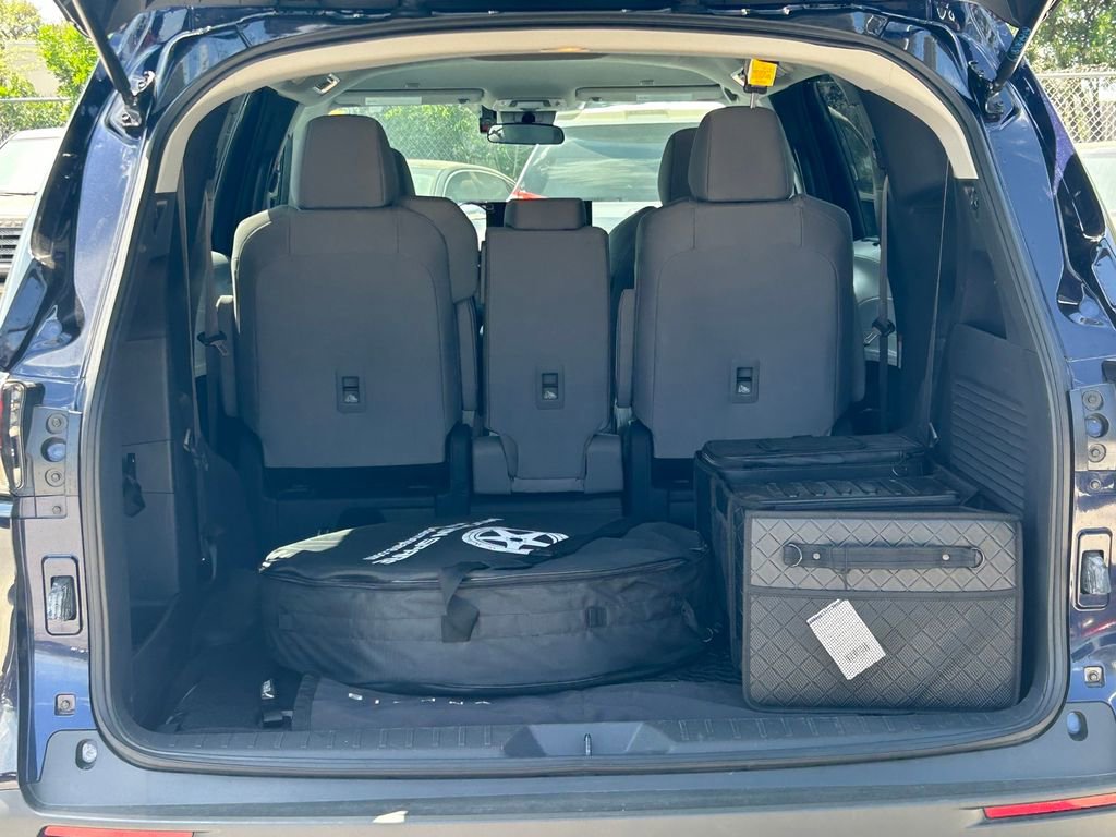 Used 2025 Toyota Sienna LE image 14